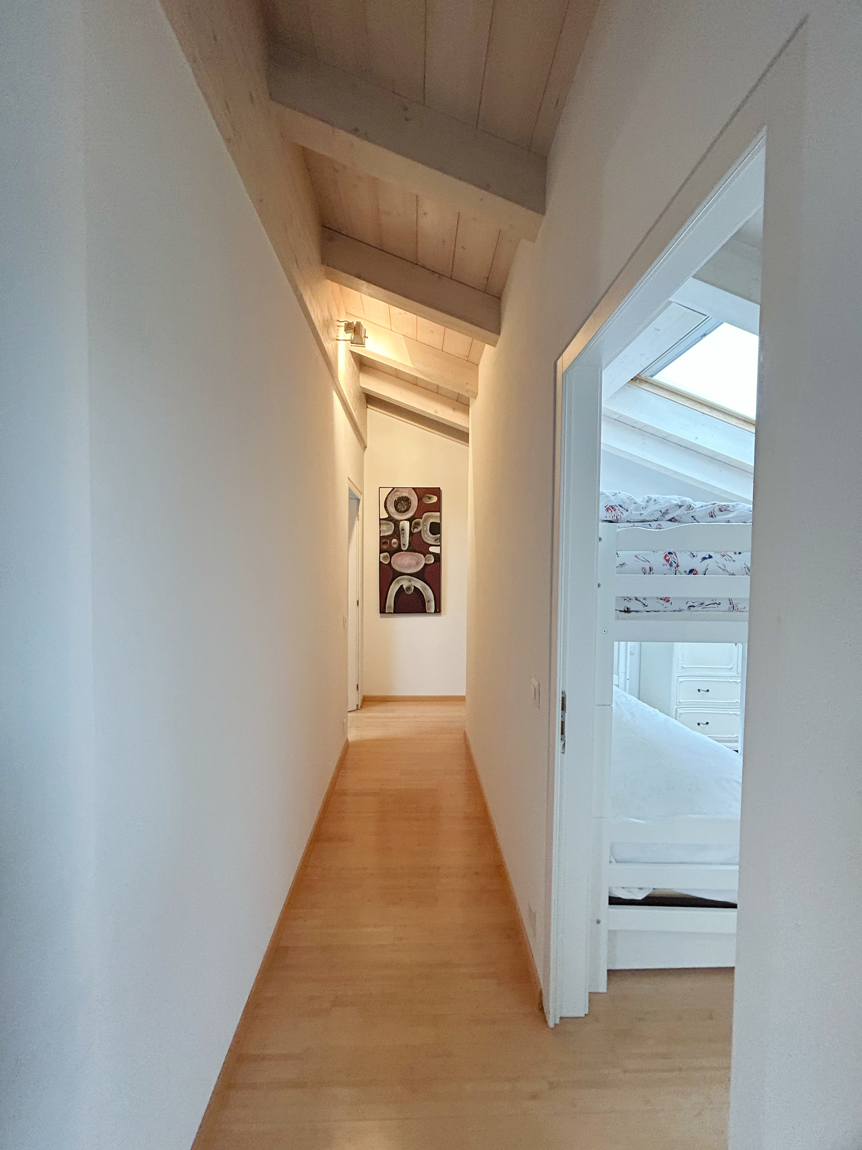Heller Flur mit Blick in ein Schlafzimmer