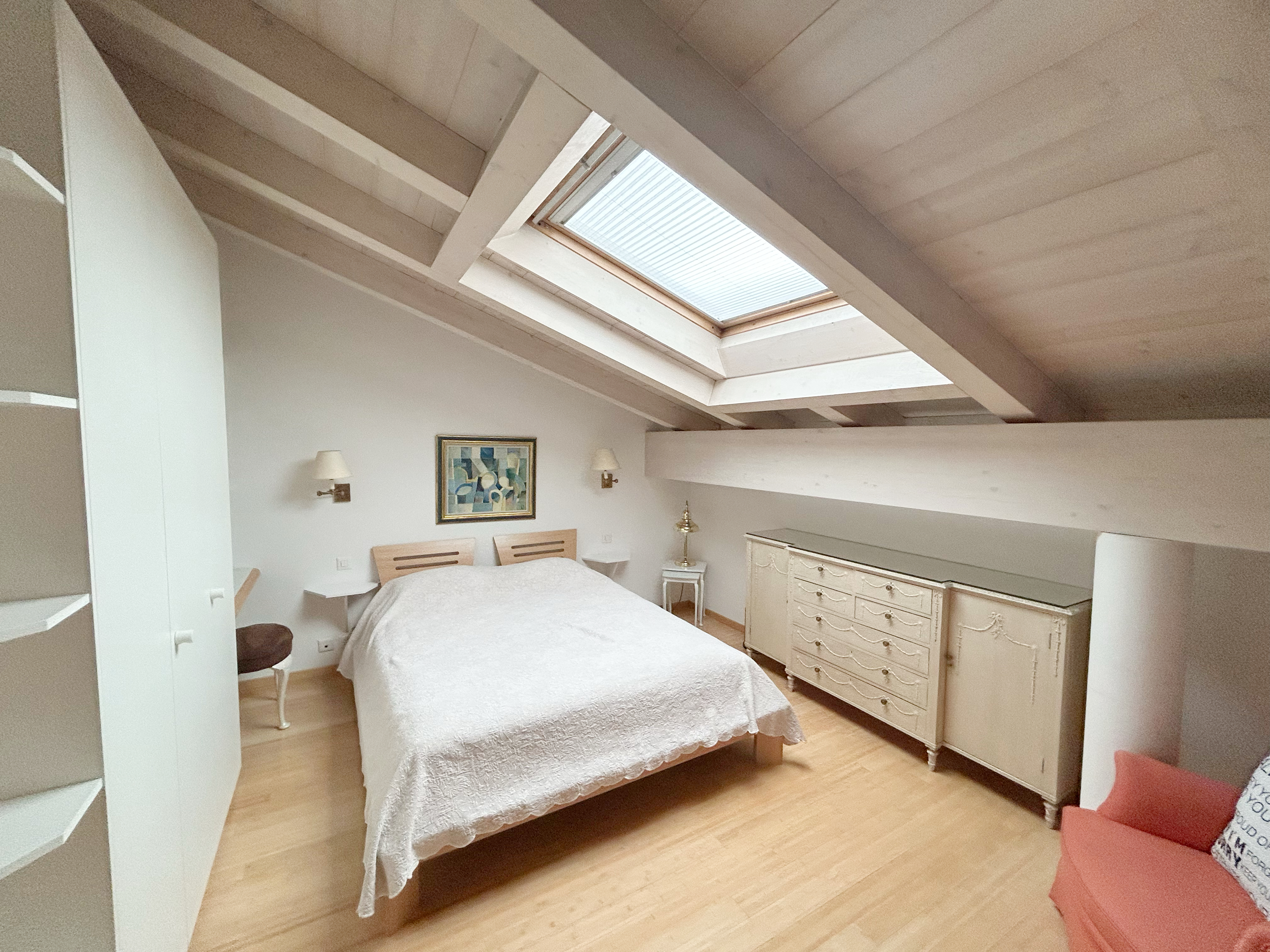 Dachgeschoss-Schlafzimmer mit Dachfenster