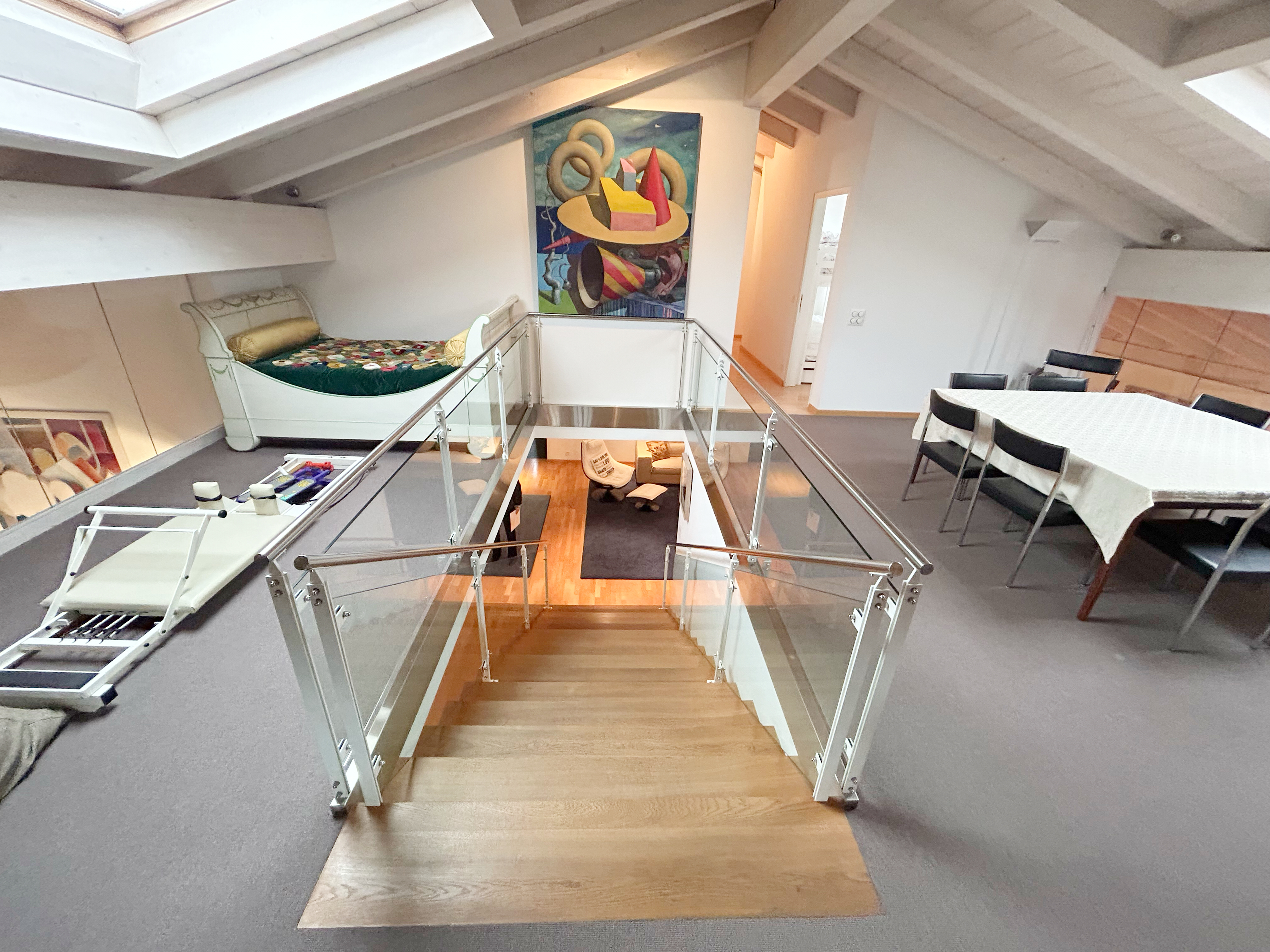Heller Dachgeschossraum mit Galerie, Treppe und Kunstwerken