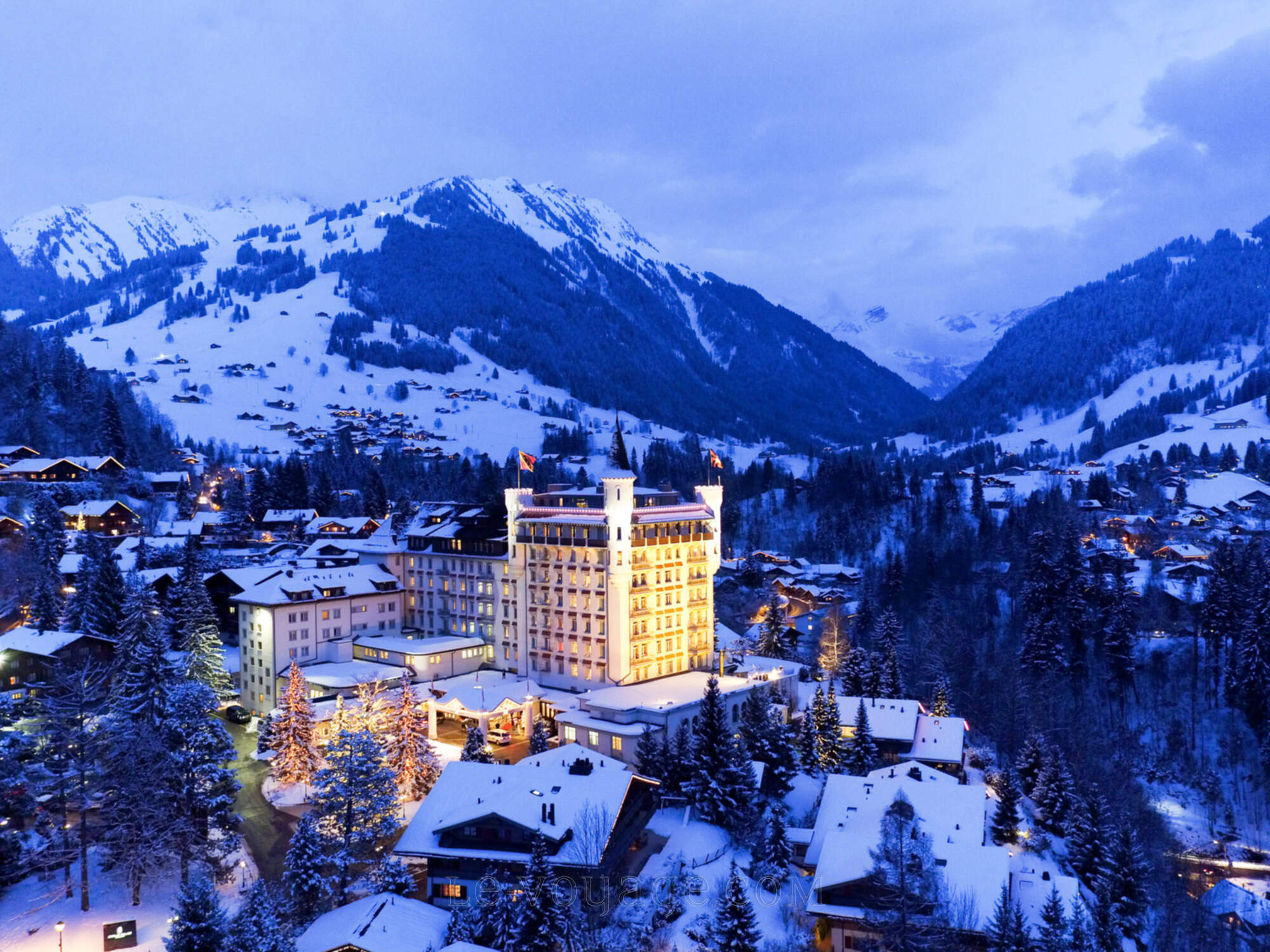 Alpines Hotel- und Dorfpanorama bei Dämmerung