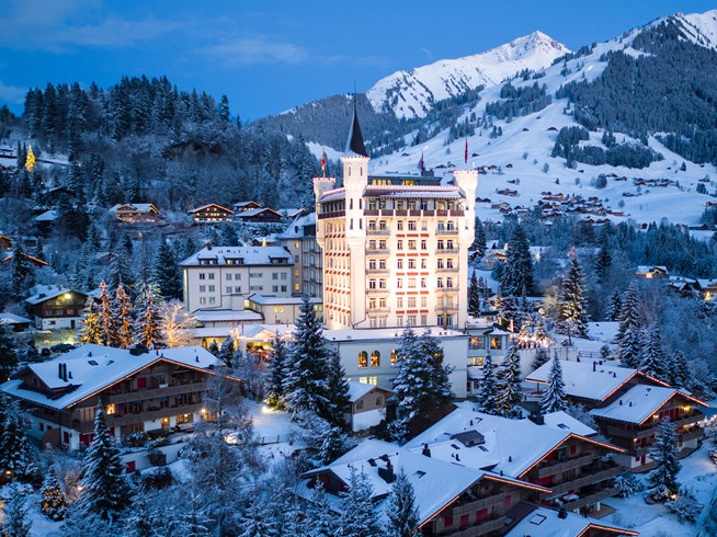 Winterliches Alpenhotel im Dorfpanorama
