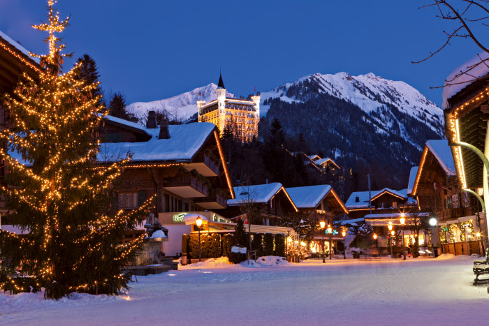 Alpenort bei Nacht mit Weihnachtsbeleuchtung