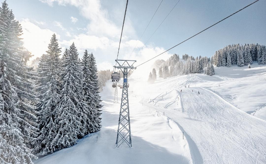 Skigebiet mit Sessellift über verschneiter Landschaft
