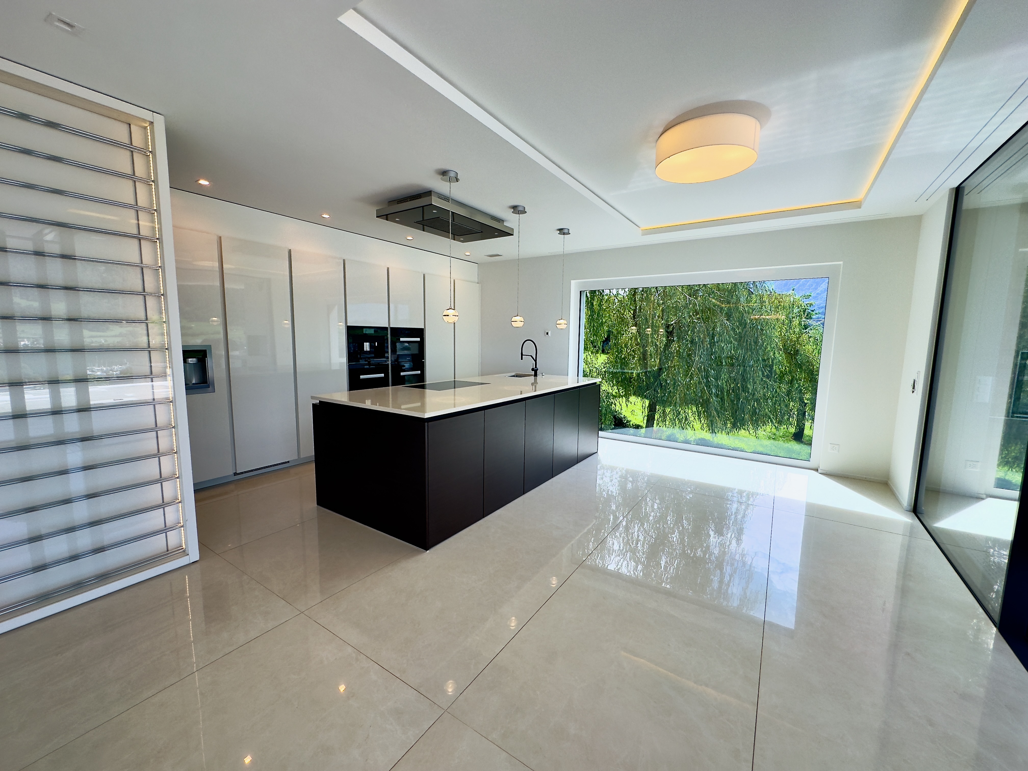 Moderne offene Küche mit Insel