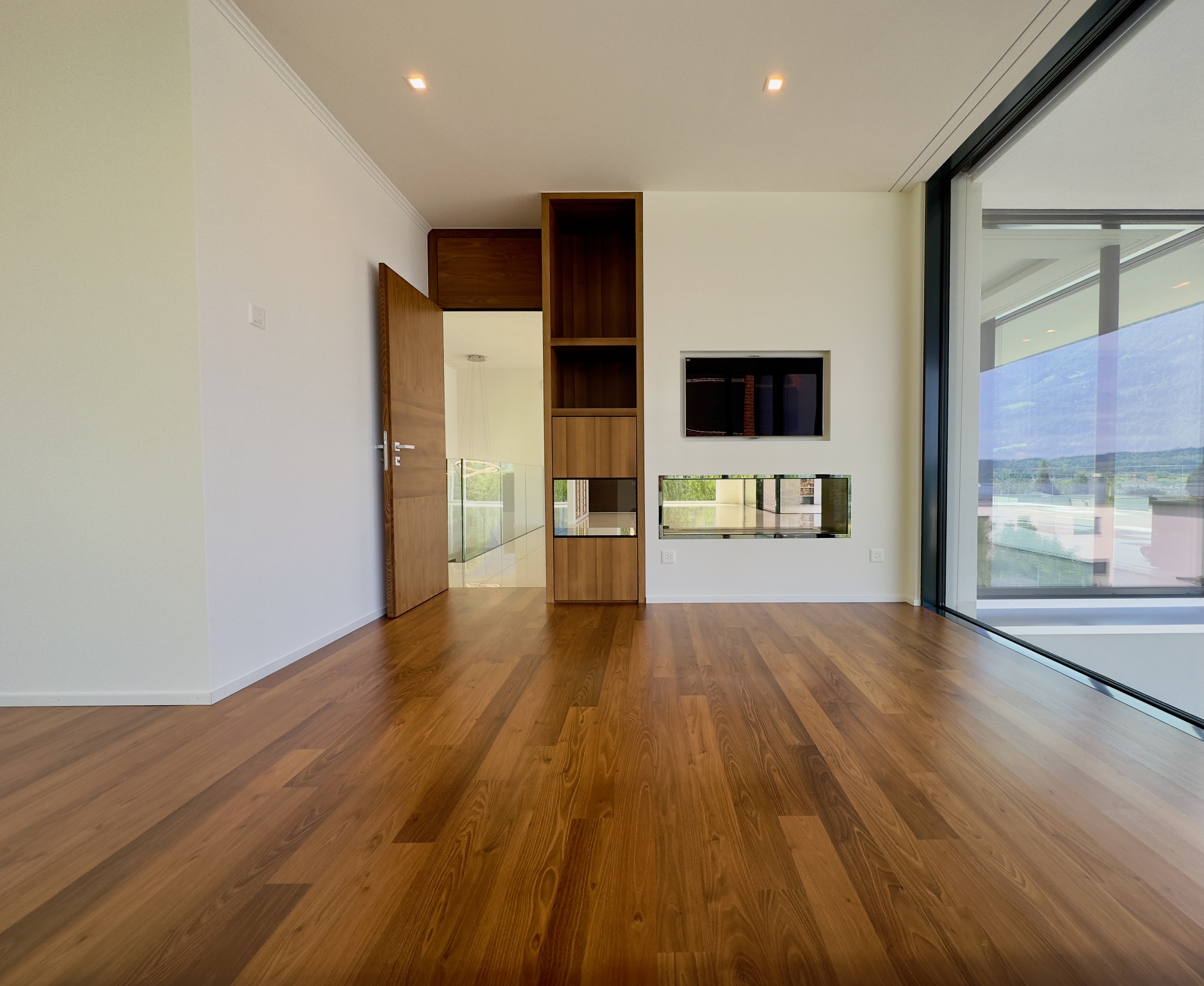 Modernes Schlafzimmer mit Parkett und Panoramafenster
