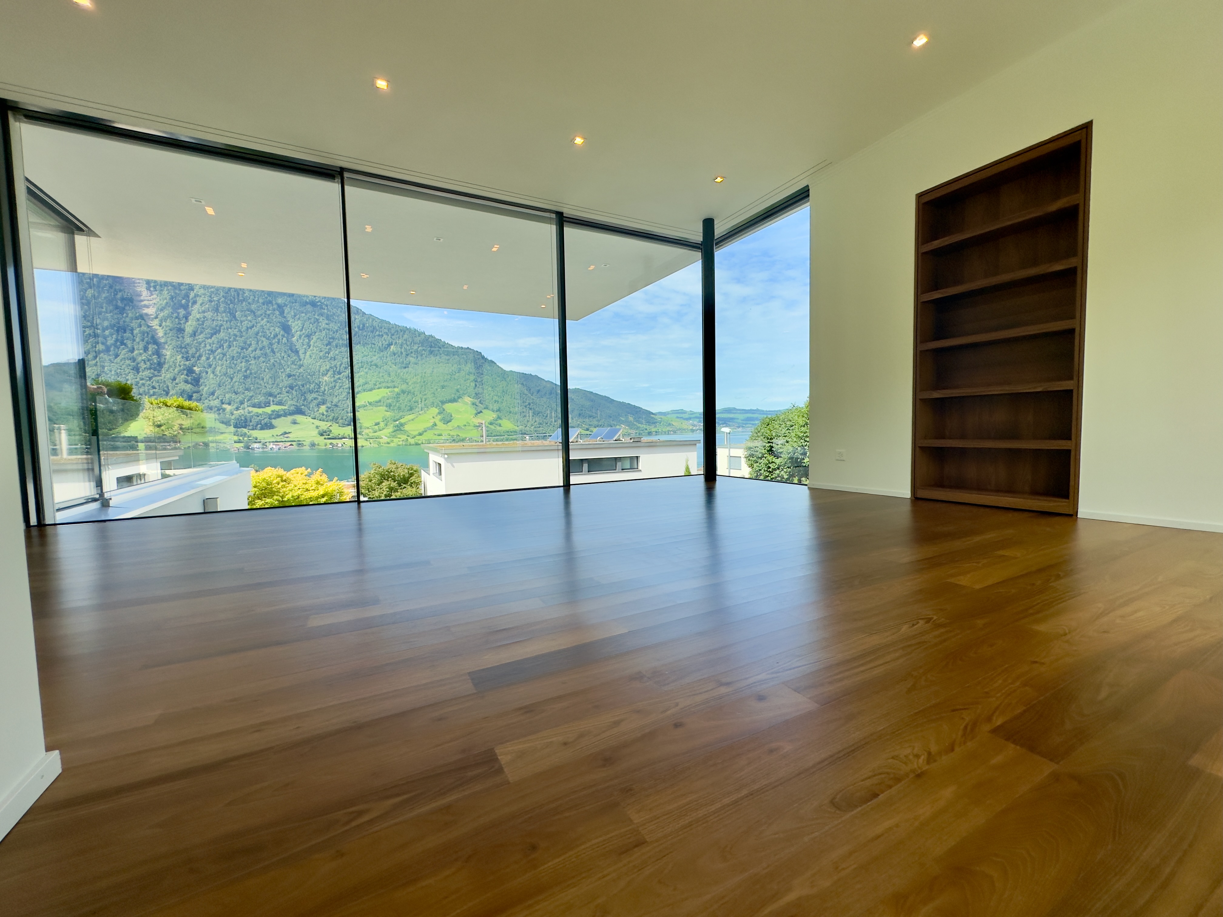 Großer leerer Raum mit Panoramablick