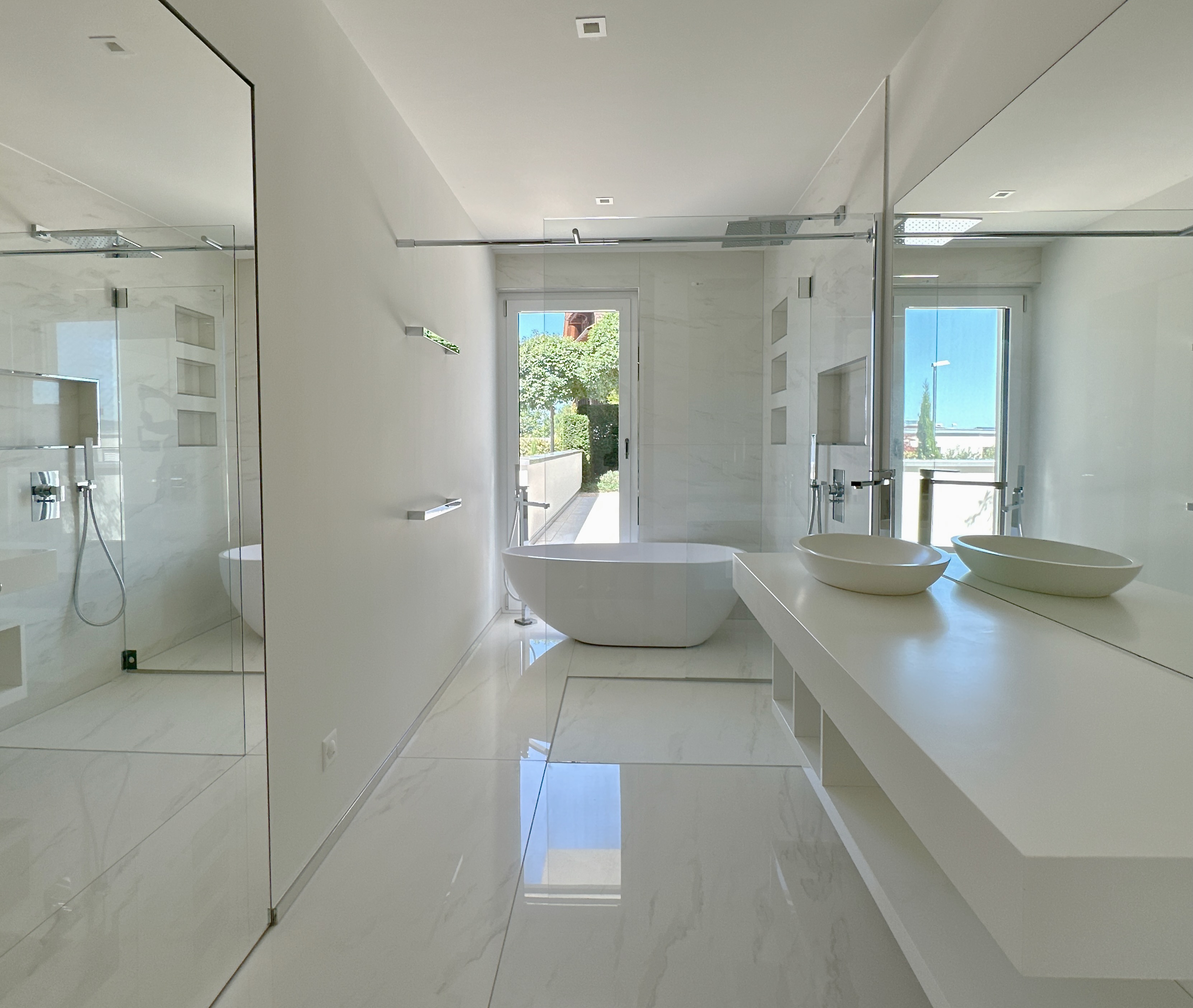 Modernes Badezimmer mit freistehender Badewanne und Doppelwaschtisch