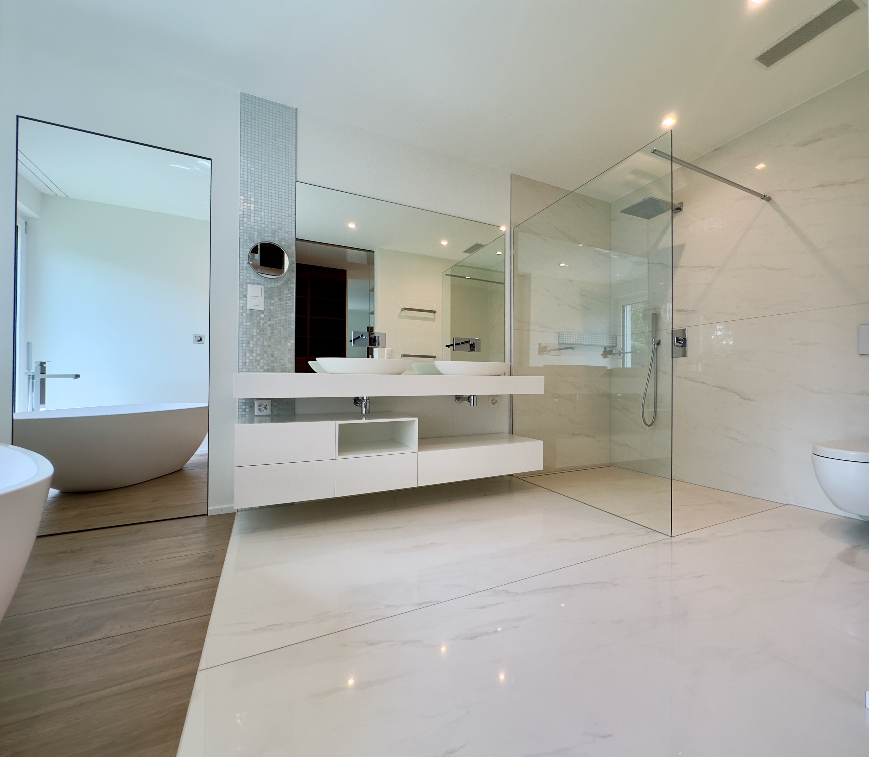 Luxuriöses Badezimmer mit freistehender Wanne und Glasdusche