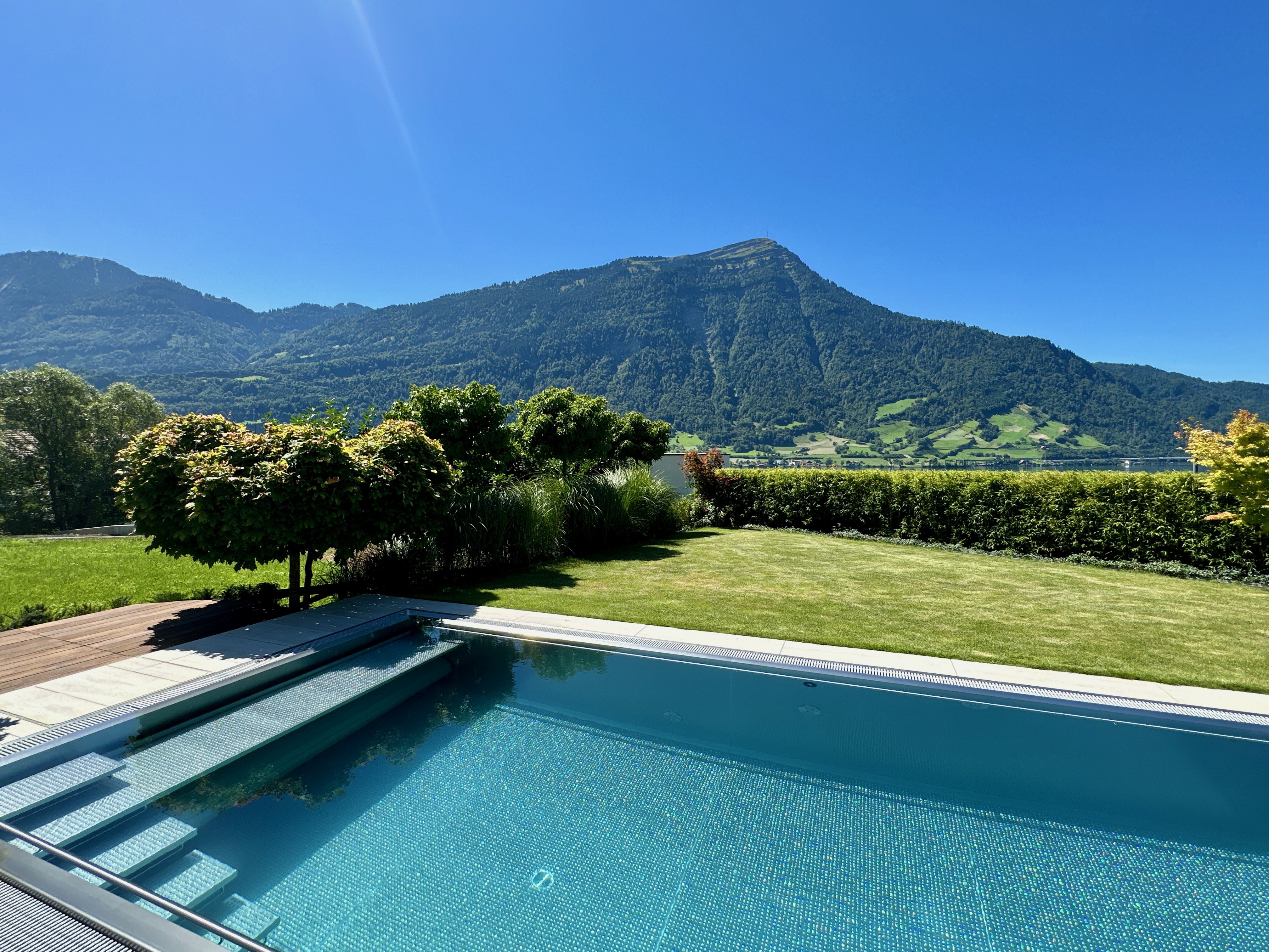 Pool mit Bergpanorama