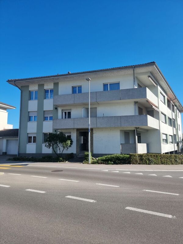 Mehrfamilienhaus an der Straße