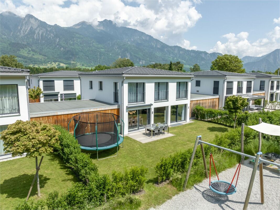 Wohnhaus mit großem Garten und Bergblick