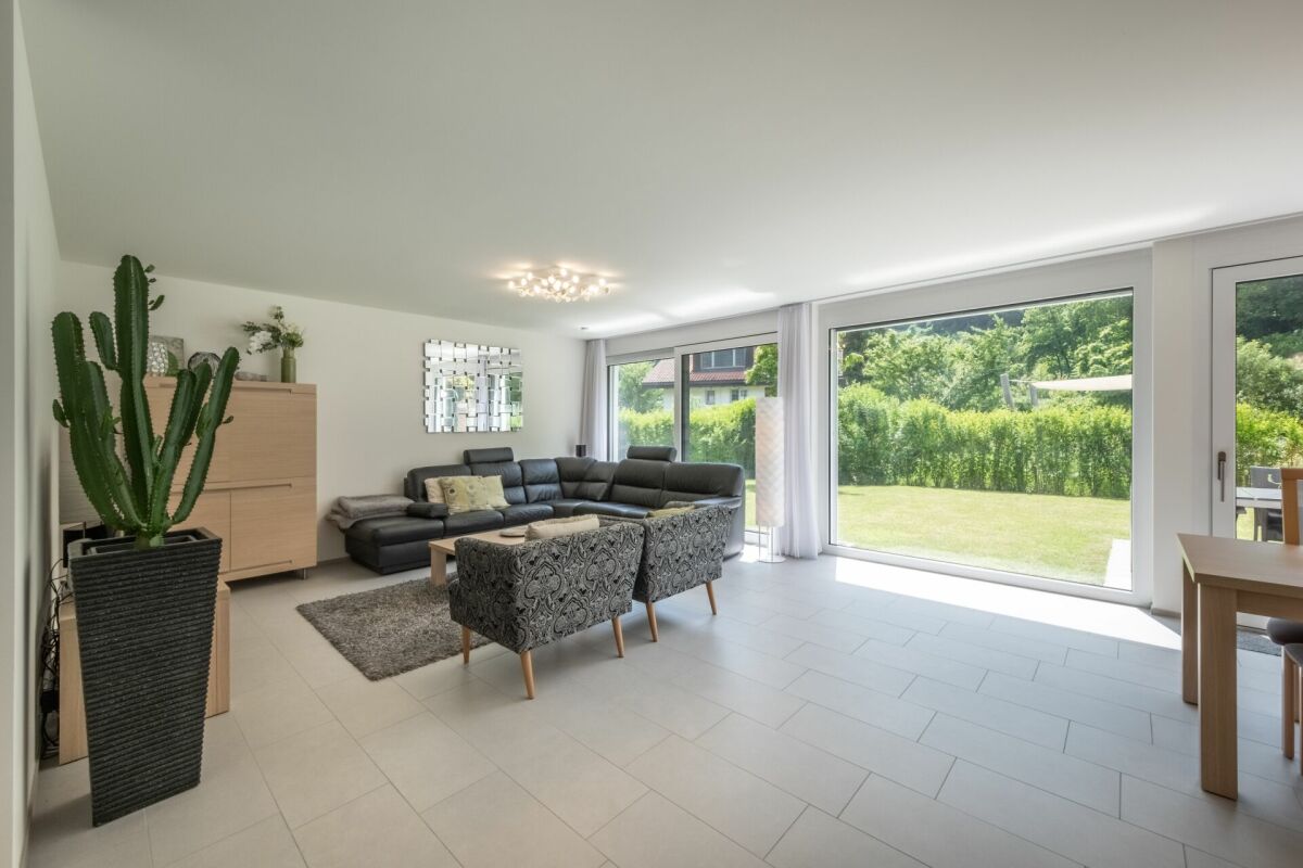 Modernes Wohnzimmer mit Gartenblick