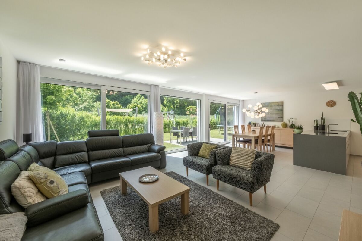 Offener Wohn-Essbereich mit Blick in den Garten