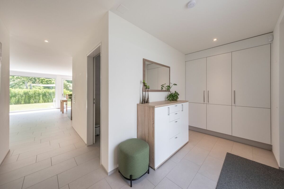 Heller, moderner Eingangsbereich mit Blick ins Wohn-/Esszimmer