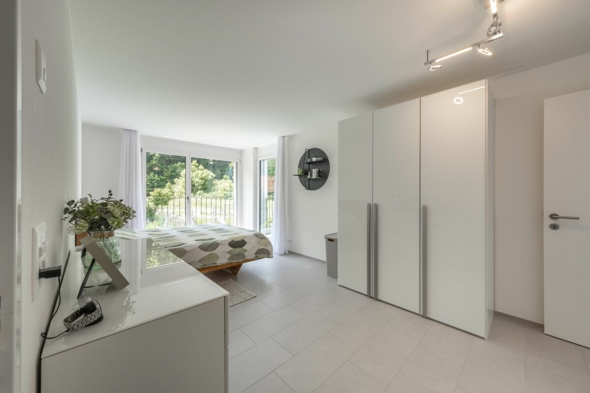 Helles modernes Schlafzimmer mit Balkonblick