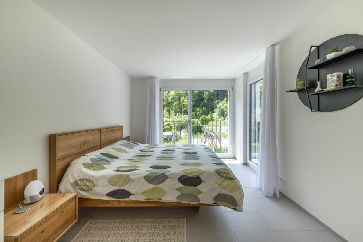 Helles Schlafzimmer mit Balkonblick