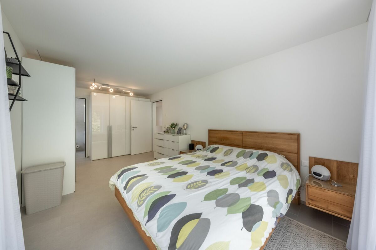 Modernes Schlafzimmer mit hellem Interieur