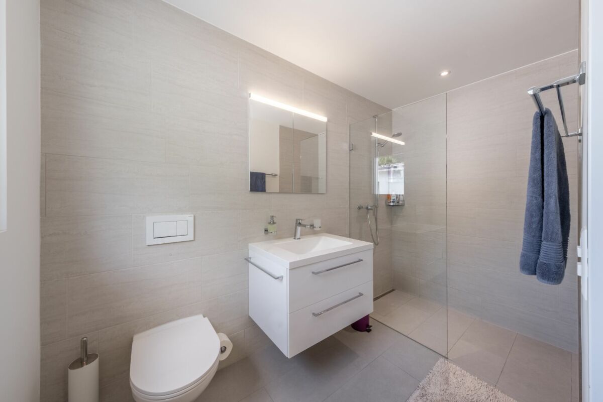 Modernes Badezimmer mit Dusche und Waschtisch