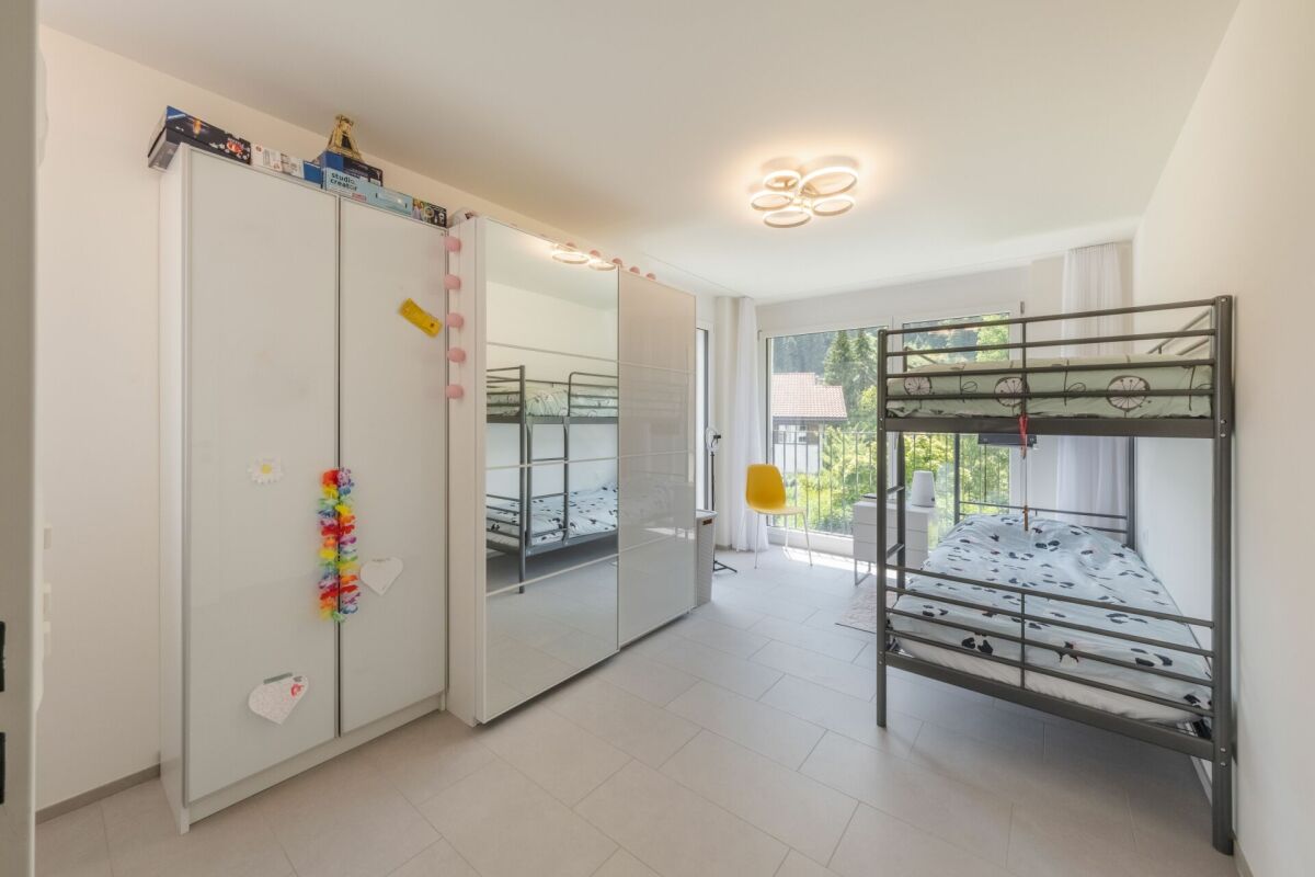 Kinderzimmer mit Etagenbett und Kleiderschrank