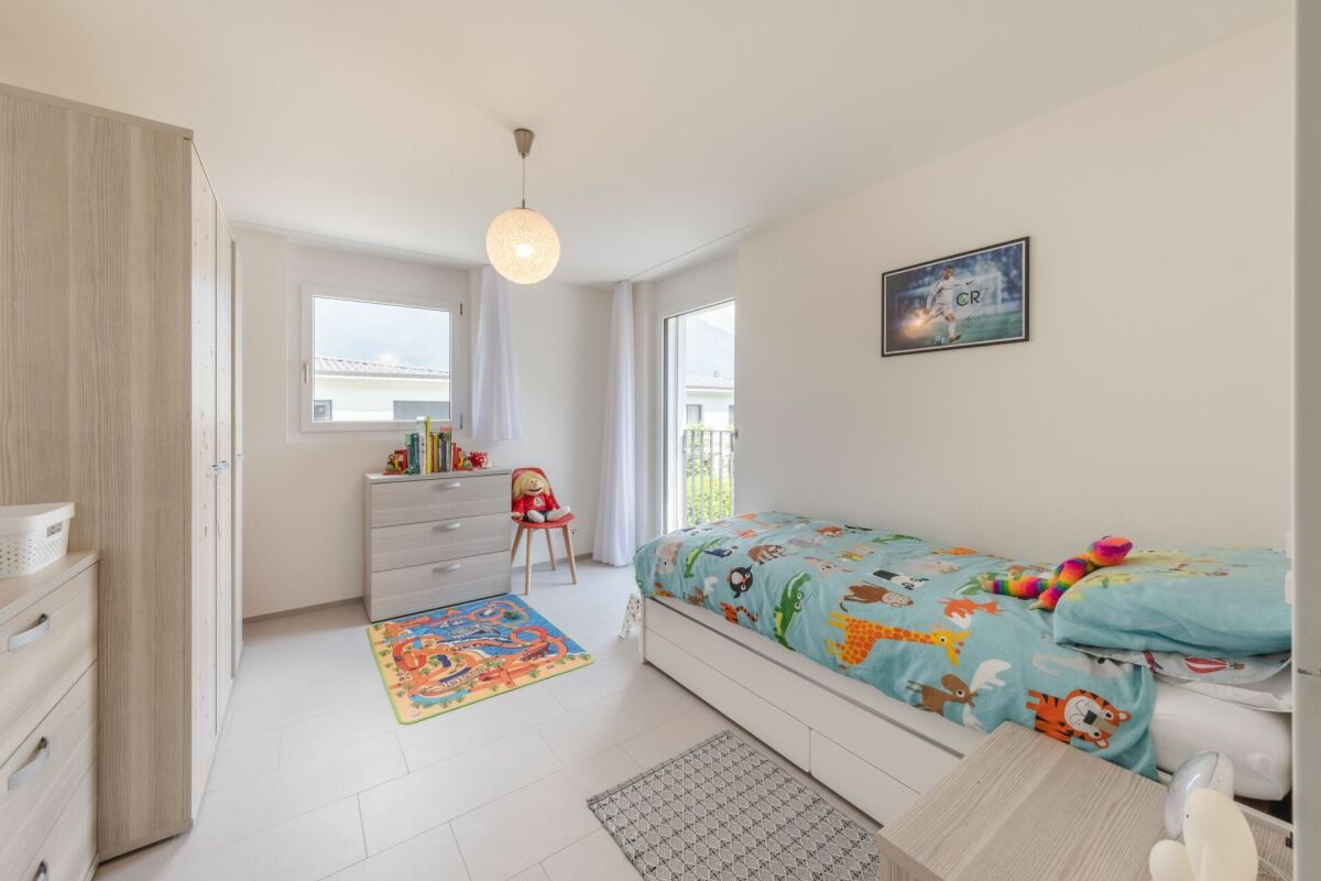Helles Kinderzimmer mit Einzelbett und Stauraum