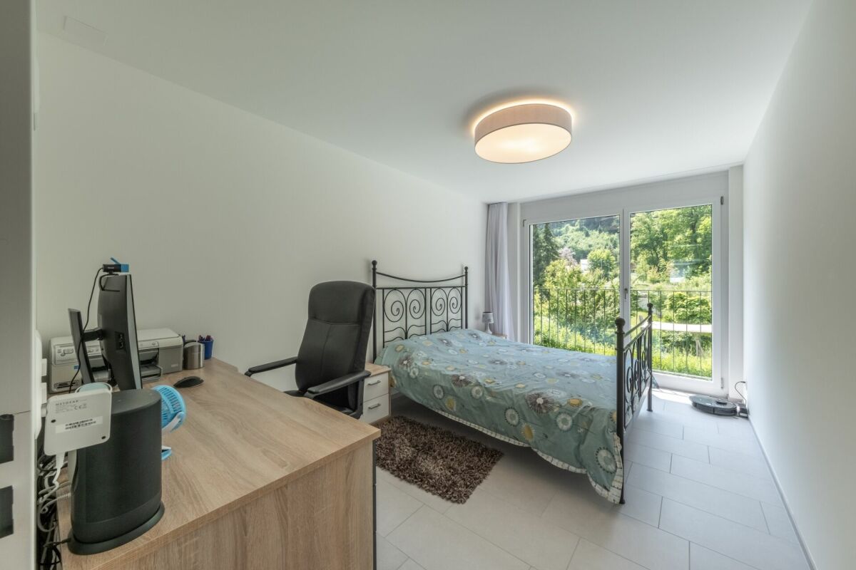 Helles Schlafzimmer mit Balkonblick