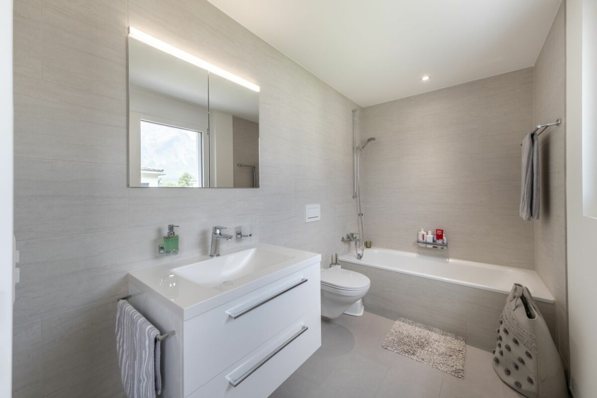 Modernes Badezimmer mit Badewanne und Waschtisch