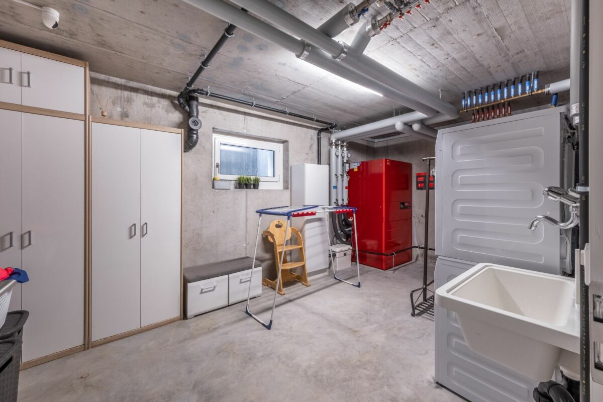 Technikraum im Keller mit Heizungs- und Speichertechnik