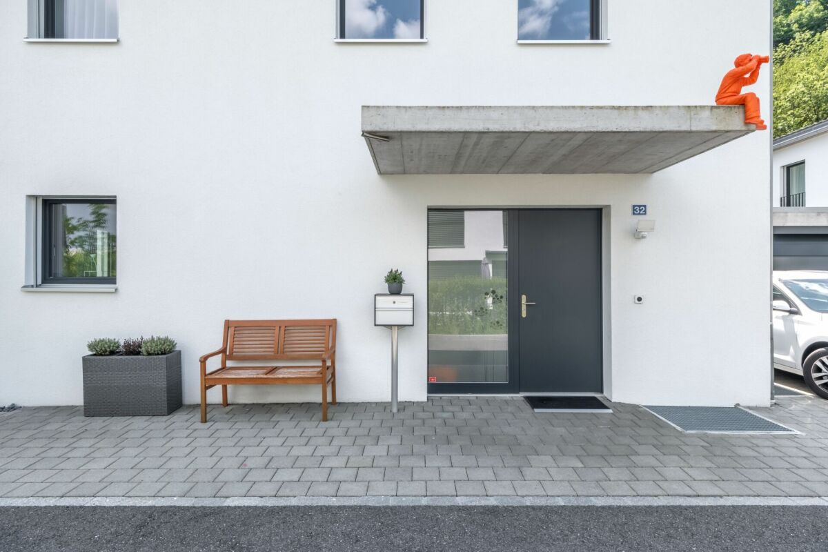 Moderne Hausfassade mit Eingangsbereich