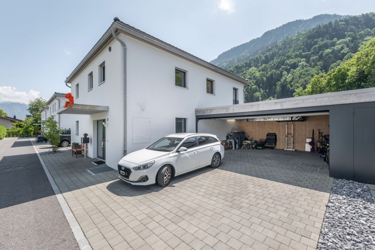 Modernes Einfamilienhaus mit Doppelgarage und Bergkulisse