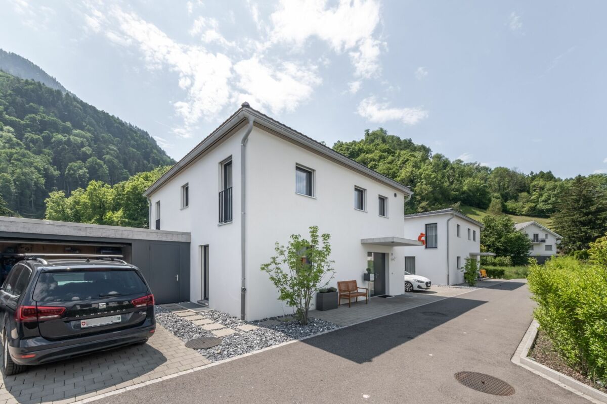 Moderne Wohnhäuser in grüner Hanglage