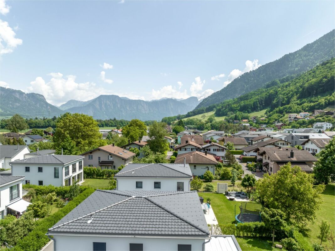 Bergdorf mit Häusern und Gartenanlagen