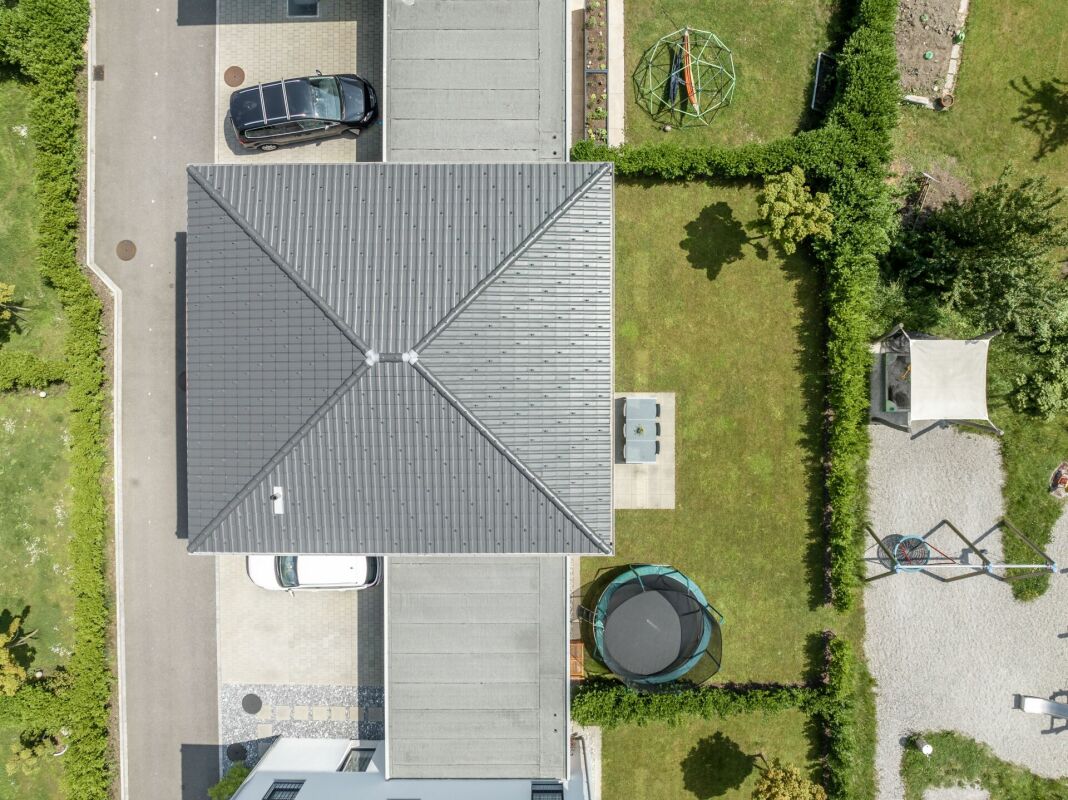 Luftaufnahme eines Einfamilienhauses mit Garten
