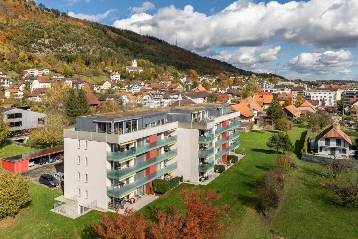 Mehrfamilienhaus mit Bergblick