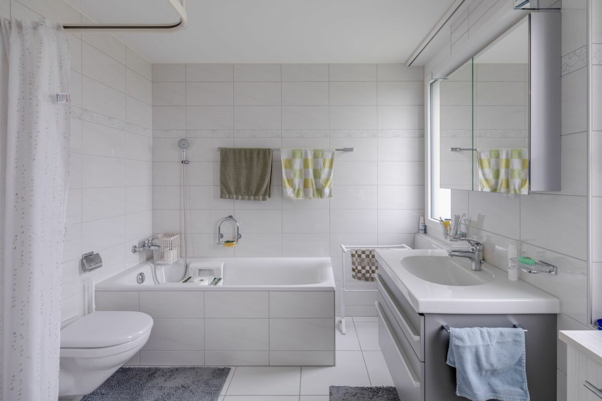 Modernes Badezimmer mit Badewanne und Waschtisch