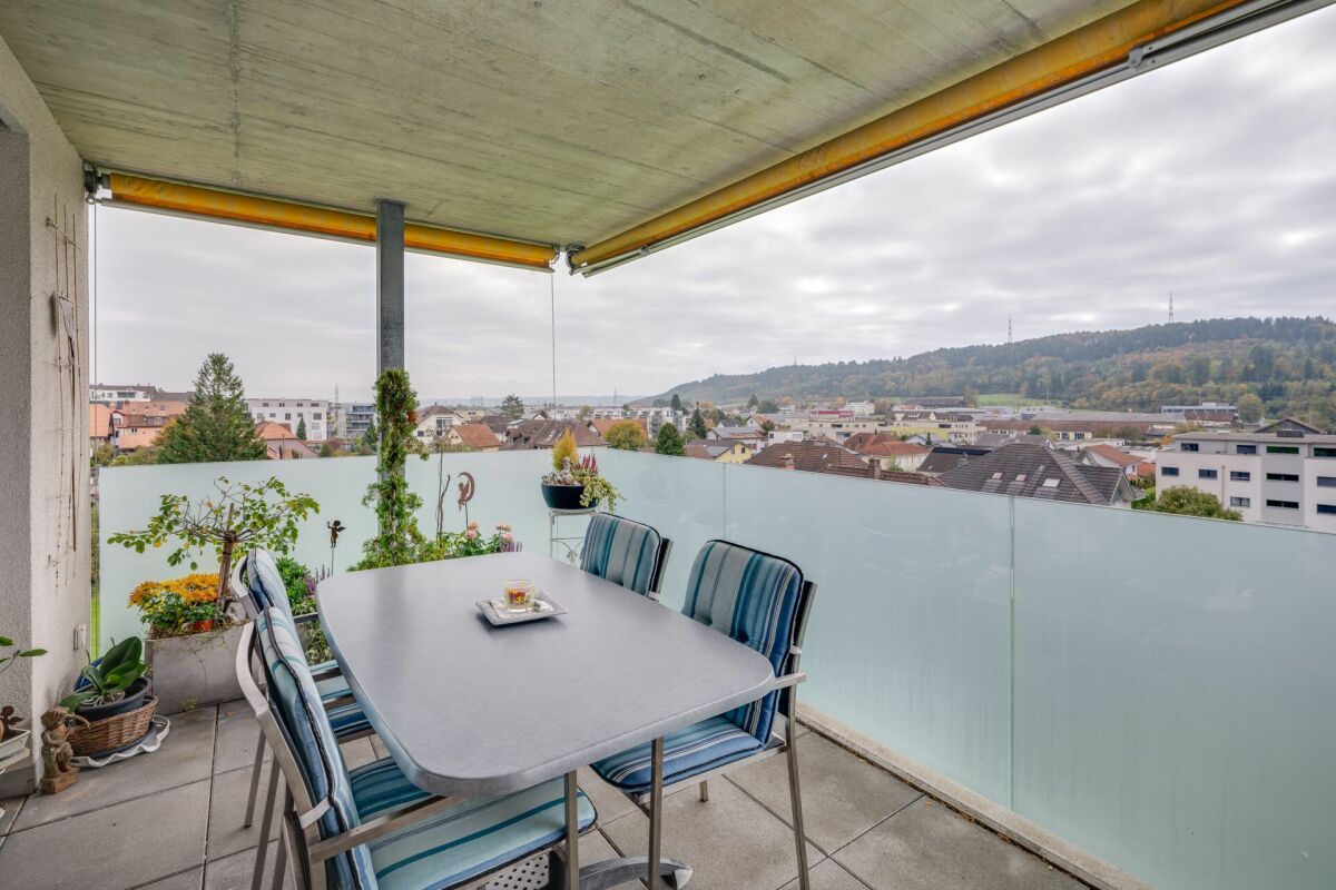 Balkon mit Esstisch und Stadtblick