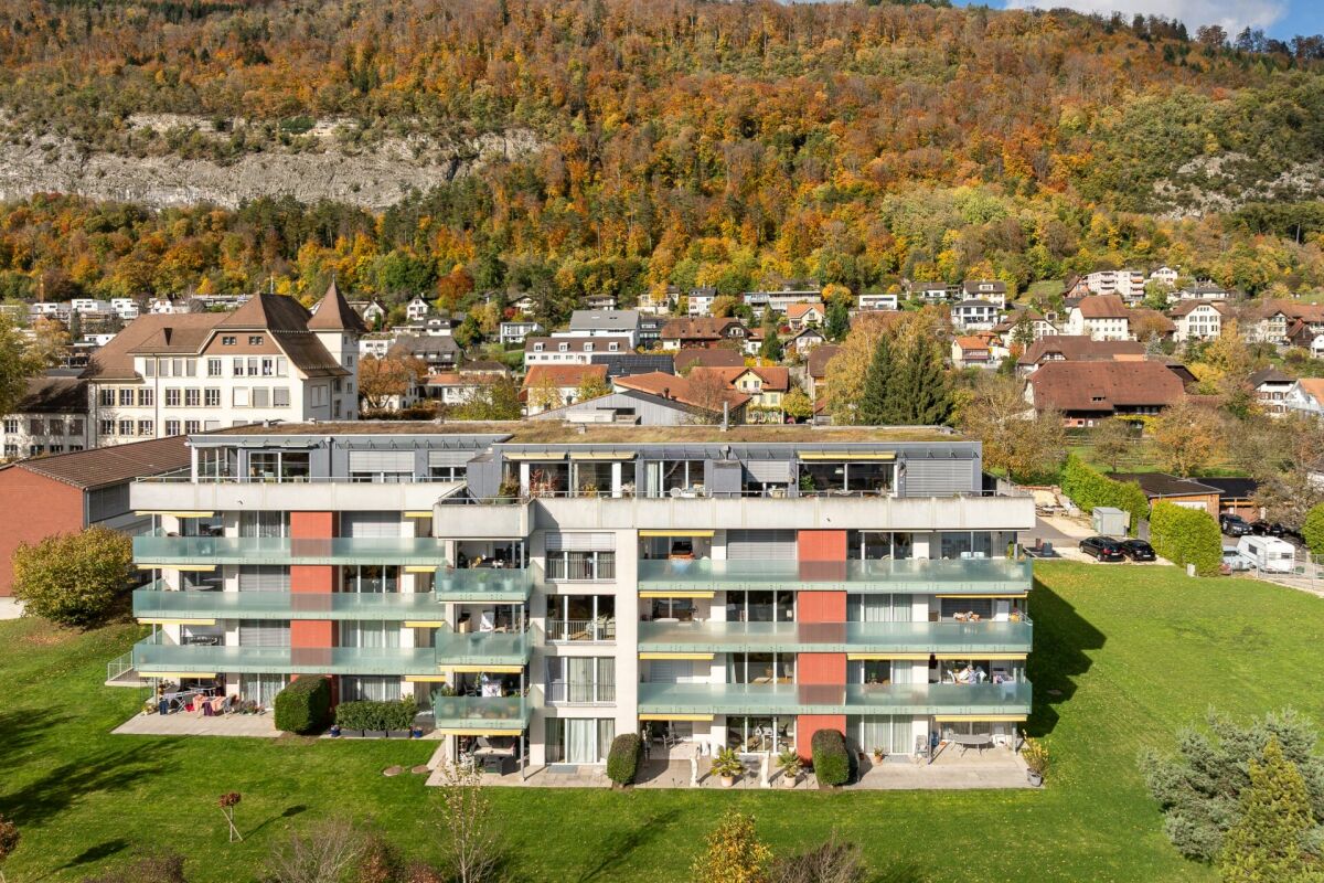 Moderne Wohnanlage mit Balkonfront in Hanglage