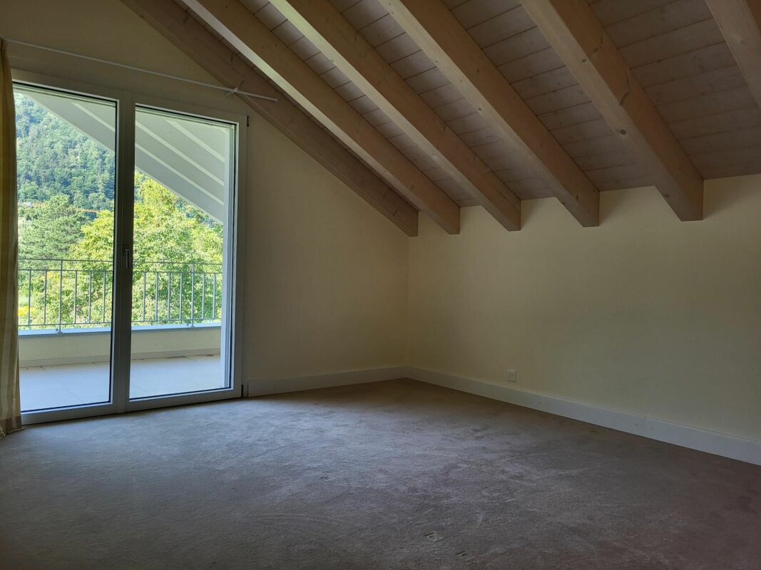 Dachgeschosszimmer mit Balkon und Bergblick