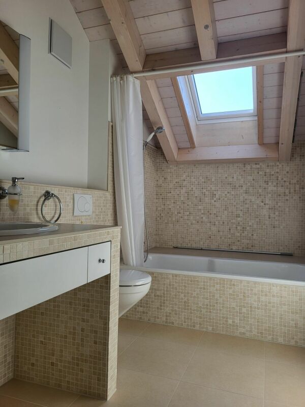 Dachbad mit Badewanne und Dachfenster
