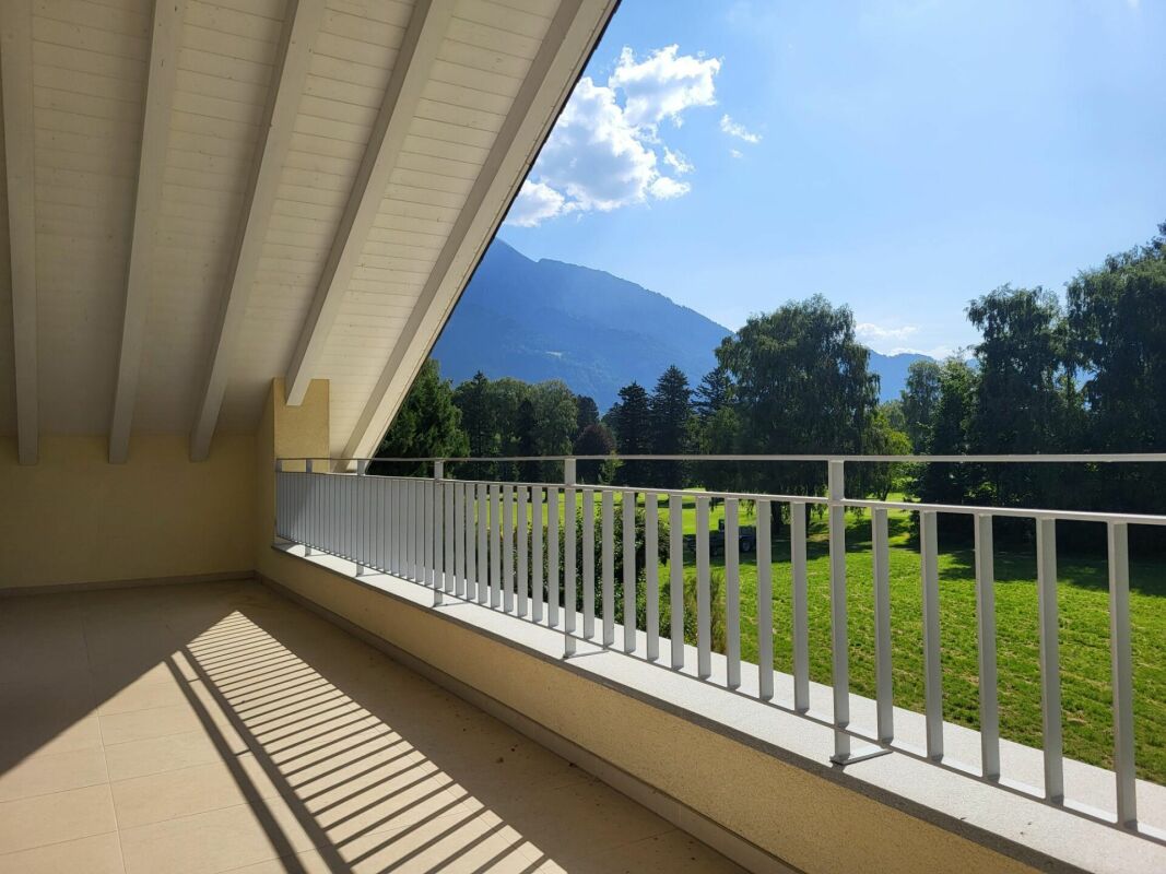 Überdachter Balkon mit Bergblick