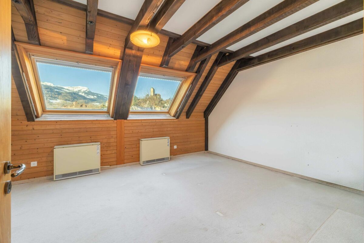 Dachzimmer mit Holzverkleidung und Dachfenstern