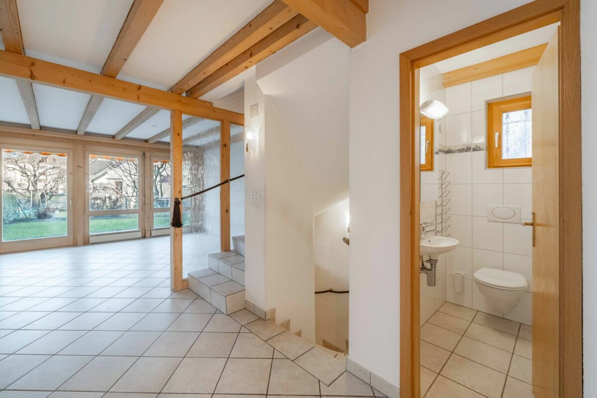 Heller Wohnbereich mit Blick in ein kleines Gäste-WC