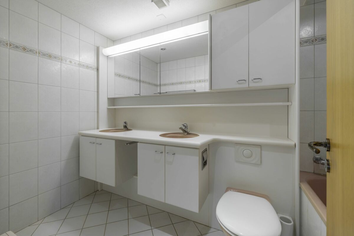 Helles Badezimmer mit Doppelwaschbecken und WC