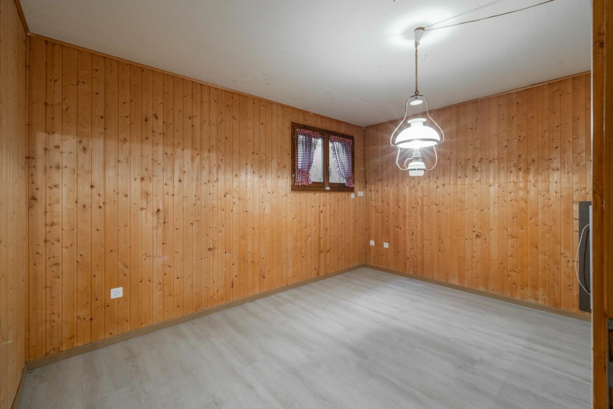 Leerer Raum mit Holzvertäfelung