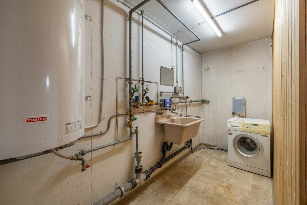Hauswirtschaftsraum mit Technik und Waschmaschine