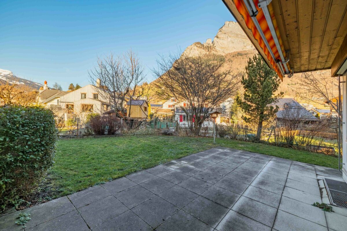 Garten mit Terrasse und Bergblick