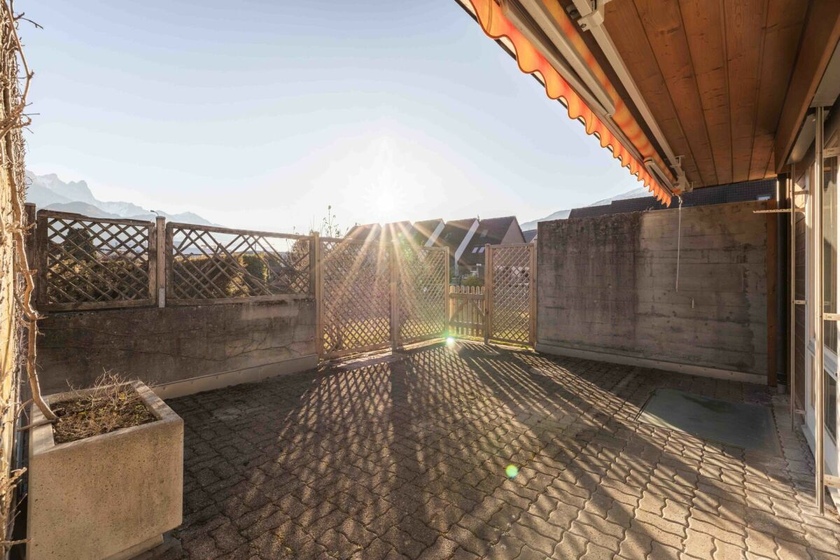Terrasse mit Pergola und Blick ins Freie