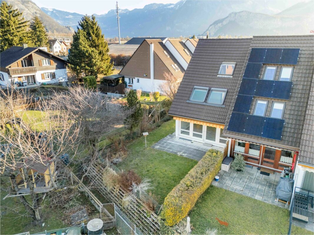 Wohnhaus mit Garten und Bergblick