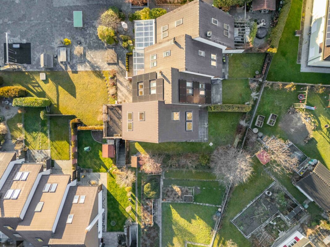 Luftaufnahme eines Wohnhauses mit Gärten