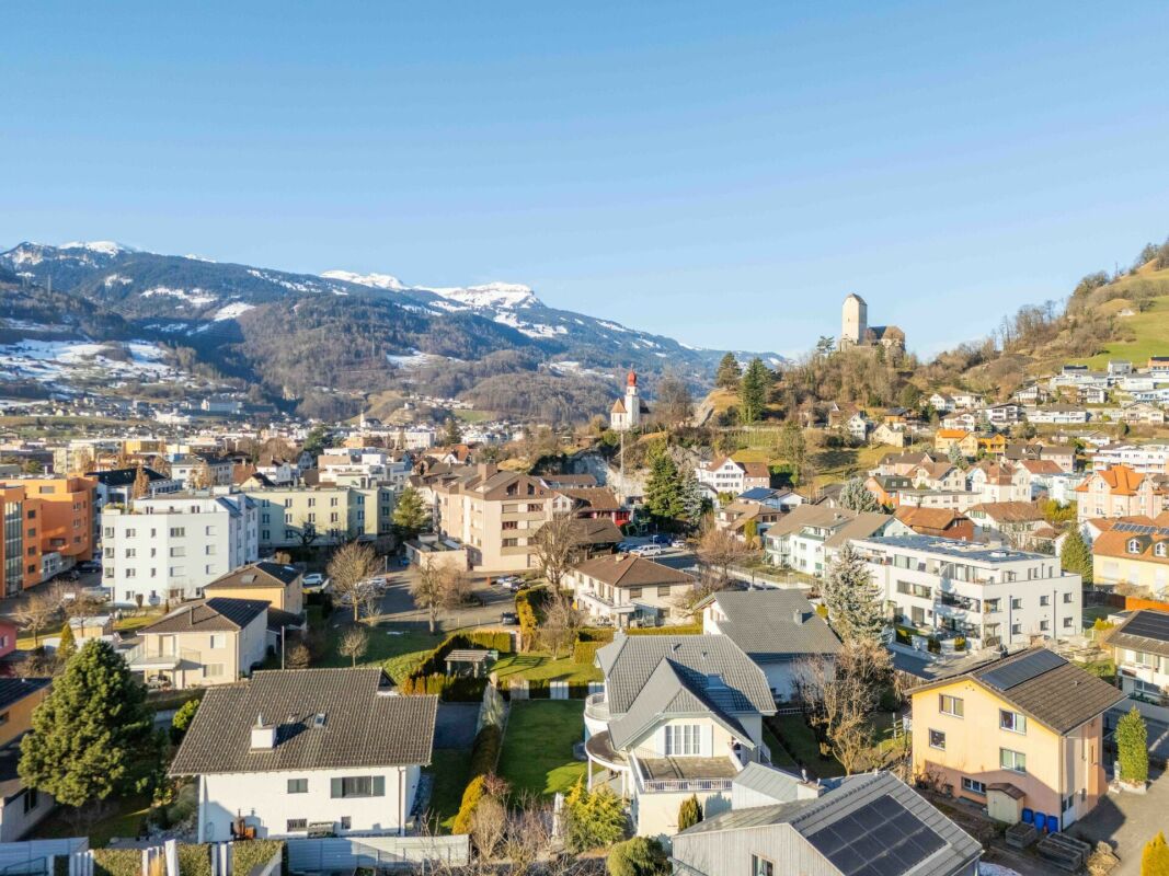Stadt- und Bergpanorama mit Wohngebiet