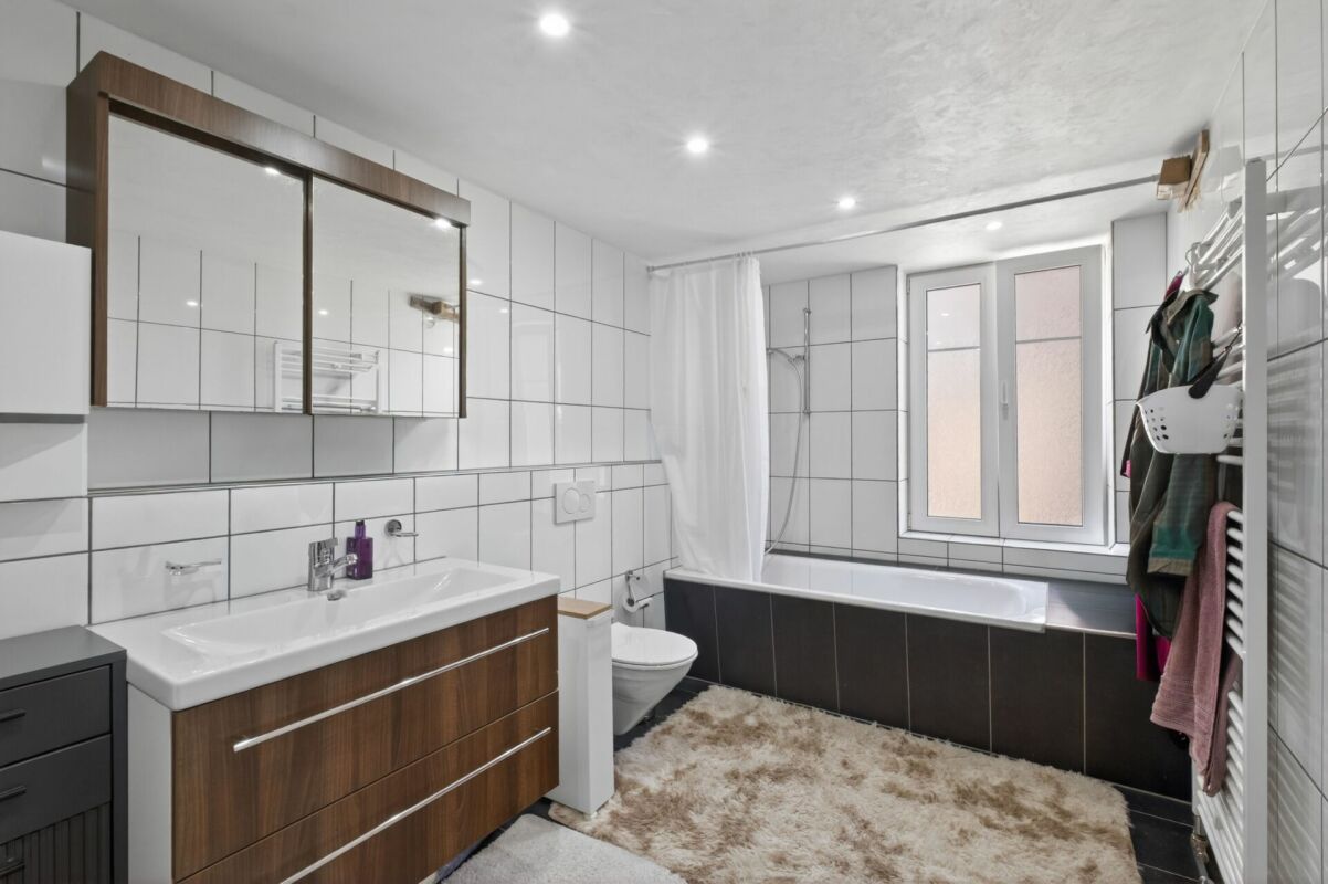 Modernes Badezimmer mit Badewanne und Waschtisch